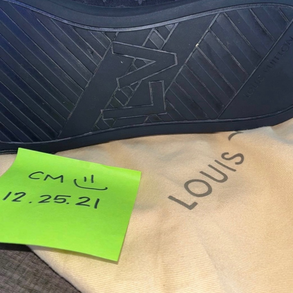 Worn twice 
Like new 
8.5 Italian size
Fits size 10 US 
$1100

Serious inquirie
